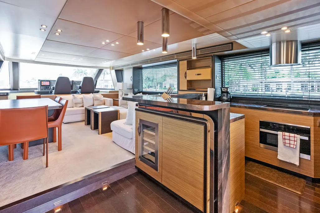 Yacht Photo 19